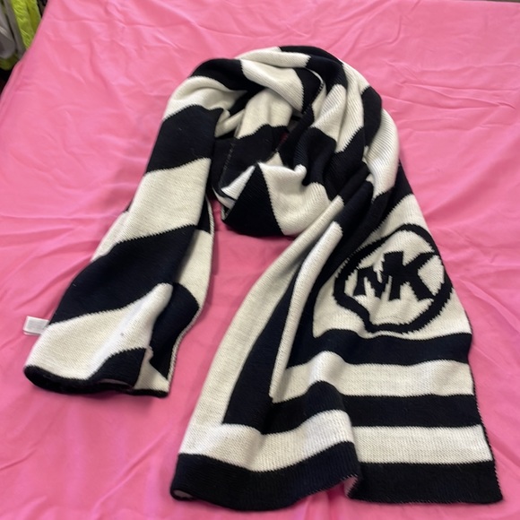 Michael Kors Chevron Stripe Logo Knit Scarf Unisex great condition - Picture 6 of 7